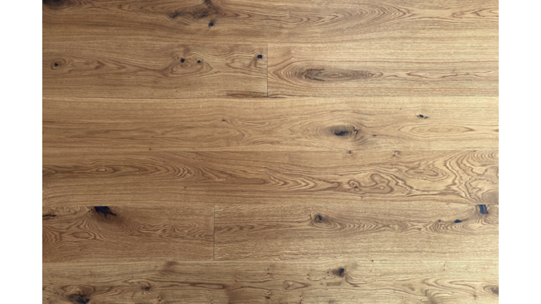 Holzfußboden mit markanter Maserung.